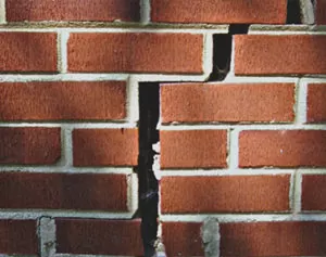 Зачем нужна экспертиза трещин по стенам дома
